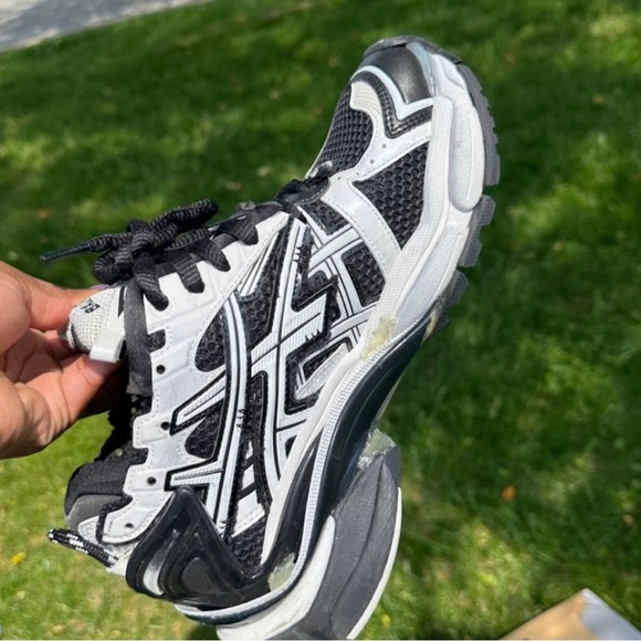 BALENCIAGA NEW women’s running sneaker size 39 euro 8.5US serious inquiries only - Picture 2 of 4